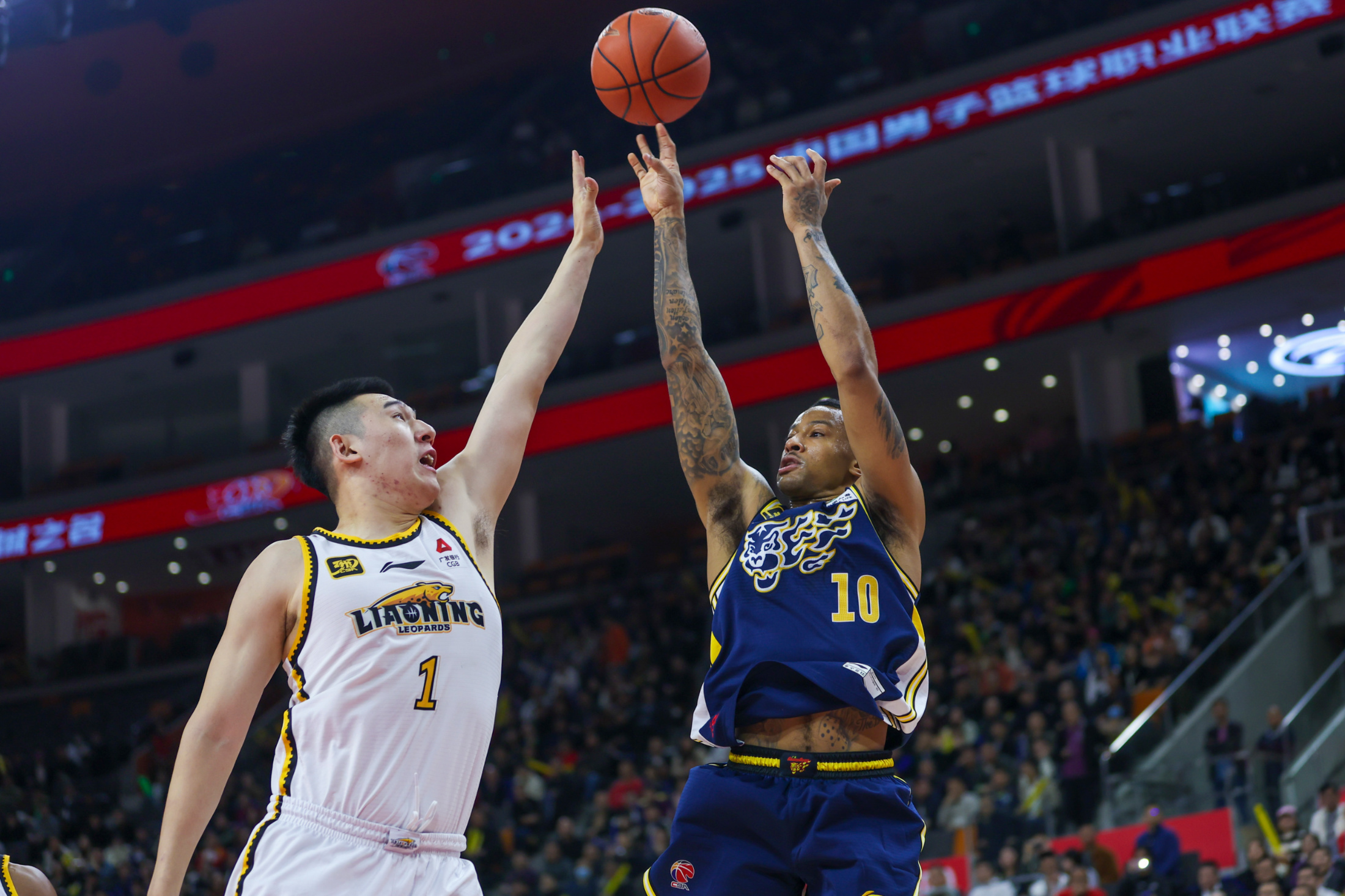 九游官方-浙江稠州男篮积极反击，突破对手防线获胜