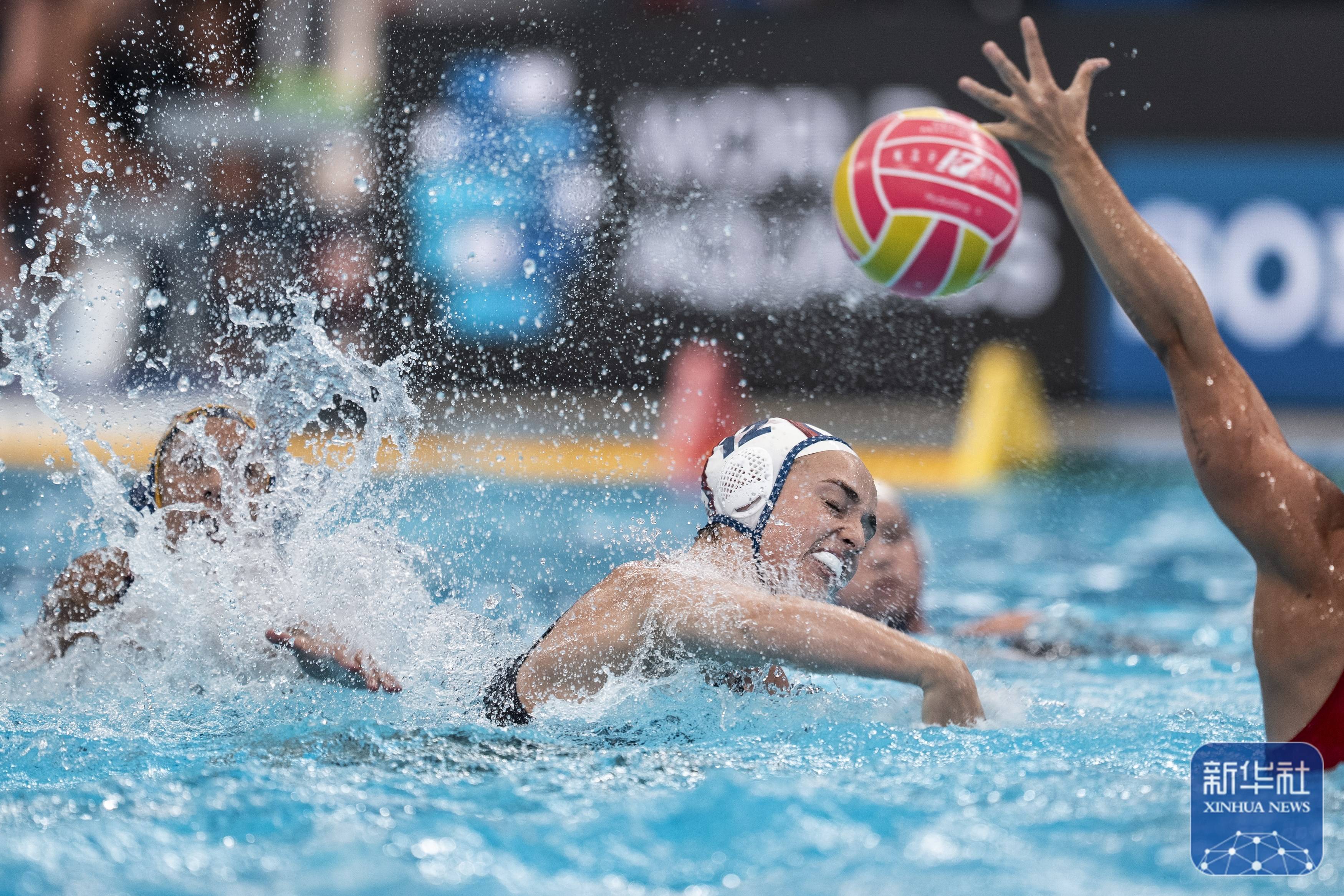 九游在线-包含游泳大赛现场：美国选手创造新纪录夺冠的词条