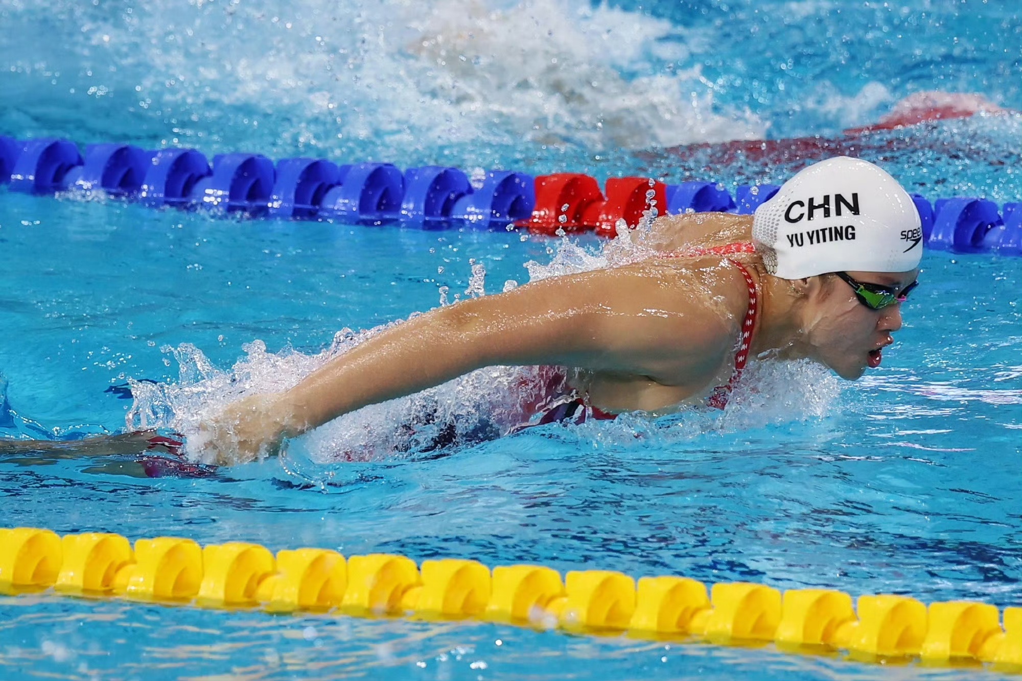 包含游泳大赛现场：美国选手创造新纪录夺冠的词条